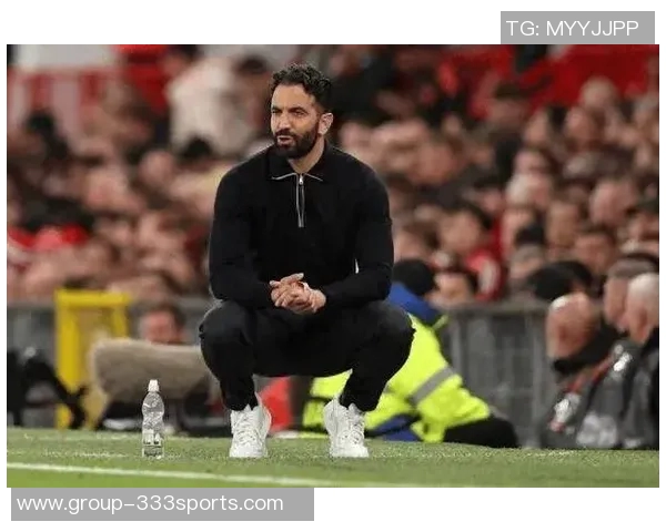 费迪南德称赞拉门斯门将表现提升后防稳定性球队受益明显